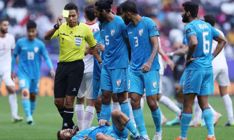 സി​റി​യ​ക്കെ​തി​രാ​യ മ​ത്സ​ര​ത്തി​ൽ ഇ​ന്ത്യ​ൻ താ​രം മ​ഹേ​ഷ് സി​ങ്ങി​ന് റ​ഫ​റി മ​ഞ്ഞ​ക്കാ​ർ​ഡ് കാ​ണി​ക്കു​ന്നു