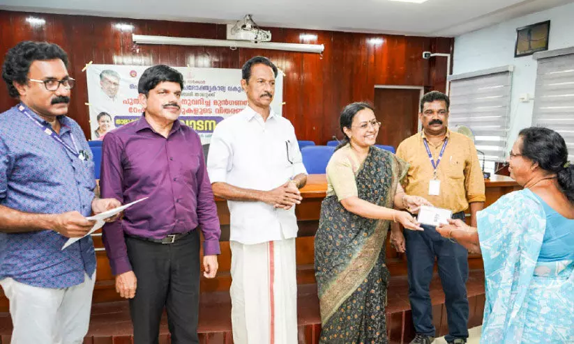 അര്ഹതയുള്ളവരെയെല്ലാം മുന്ഗണന വിഭാഗത്തില് ഉള്പ്പെടുത്തും -മന്ത്രി വീണ ജോര്ജ് അര്ഹതയുള്ളവരെയെല്ലാം മുന്ഗണന വിഭാഗത്തില് ഉള്പ്പെടുത്തും -മന്ത്രി വീണ ജോര്ജ്