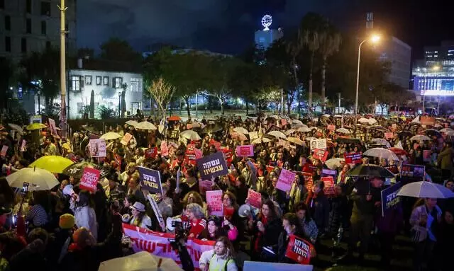 ആഭ്യന്തര പ്രതിഷേധത്തിൽ വലഞ്ഞ് ഇസ്രായേൽ; സൈനിക ആസ്ഥാനവും പ്രതിരോധ മന്ത്രാലയവും ഉപരോധിച്ച് ബന്ദികളുടെ ബന്ധുക്കൾ