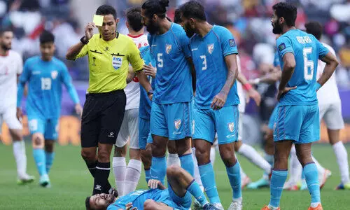 സി​റി​യ​ക്കെ​തി​രാ​യ മ​ത്സ​ര​ത്തി​ൽ ഇ​ന്ത്യ​ൻ താ​രം മ​ഹേ​ഷ് സി​ങ്ങി​ന് റ​ഫ​റി മ​ഞ്ഞ​ക്കാ​ർ​ഡ് കാ​ണി​ക്കു​ന്നു