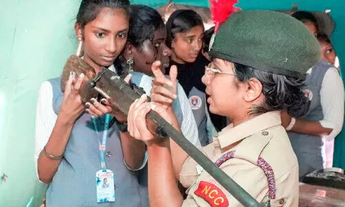 ന്യൂ​മാ​നീ​യം എ​ക്സി​ബി​ഷ​നി​ൽ എ​ൻ.​സി.​സി യു​ടെ സ്റ്റാ​ളി​ൽ തോ​ക്കി​ന്റെ പ്ര​വ​ർ​ത്ത​ന​രീ​തി വി​വ​രി​ച്ചു കൊ​ടു​ക്കു​ന്ന എ​ൻ.​സി.​സി കാ​ഡ​റ്റ്​