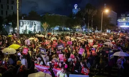 ആഭ്യന്തര പ്രതിഷേധത്തിൽ വലഞ്ഞ് ഇസ്രായേൽ; സൈനിക ആസ്ഥാനവും പ്രതിരോധ മന്ത്രാലയവും ഉപരോധിച്ച് ബന്ദികളുടെ ബന്ധുക്കൾ