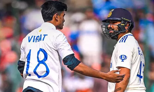 ബാറ്റിങ്ങിനിടെ ഗ്രൗണ്ടിലെത്തി രോഹിത്തിന്‍റെ കാൽതൊട്ട് ആരാധകൻ ‘വിരാട്’; വിഡിയോ വൈറൽ