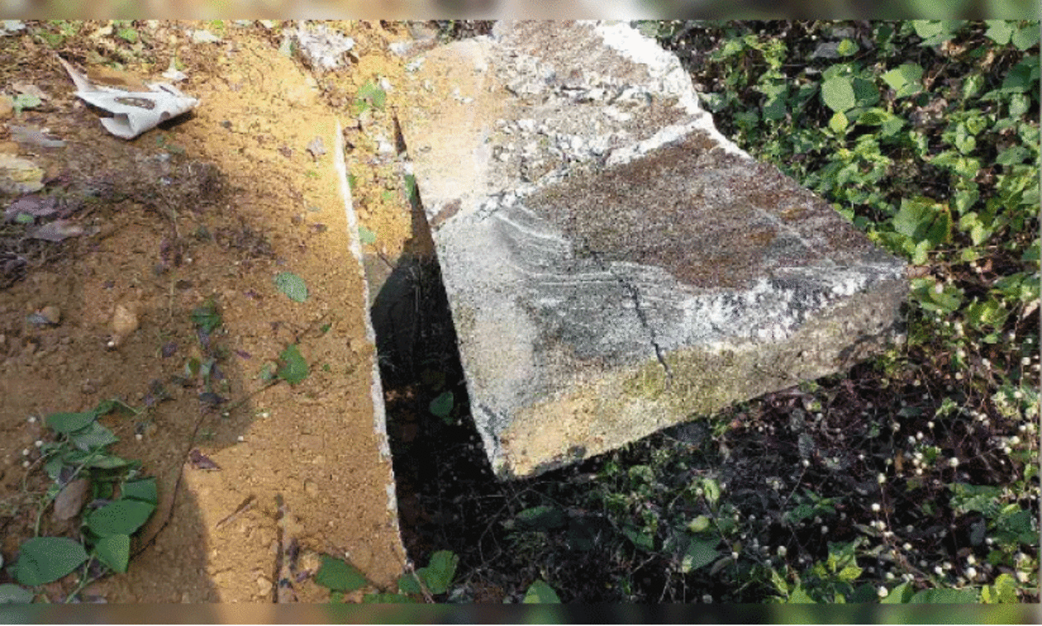 ലോ​റി ഇ​ടി​ച്ചു​ത​ക​ര്‍ത്ത ക​ലു​ങ്കി​ന്‍റെ പാ​ര​പ്പ​റ്റ്