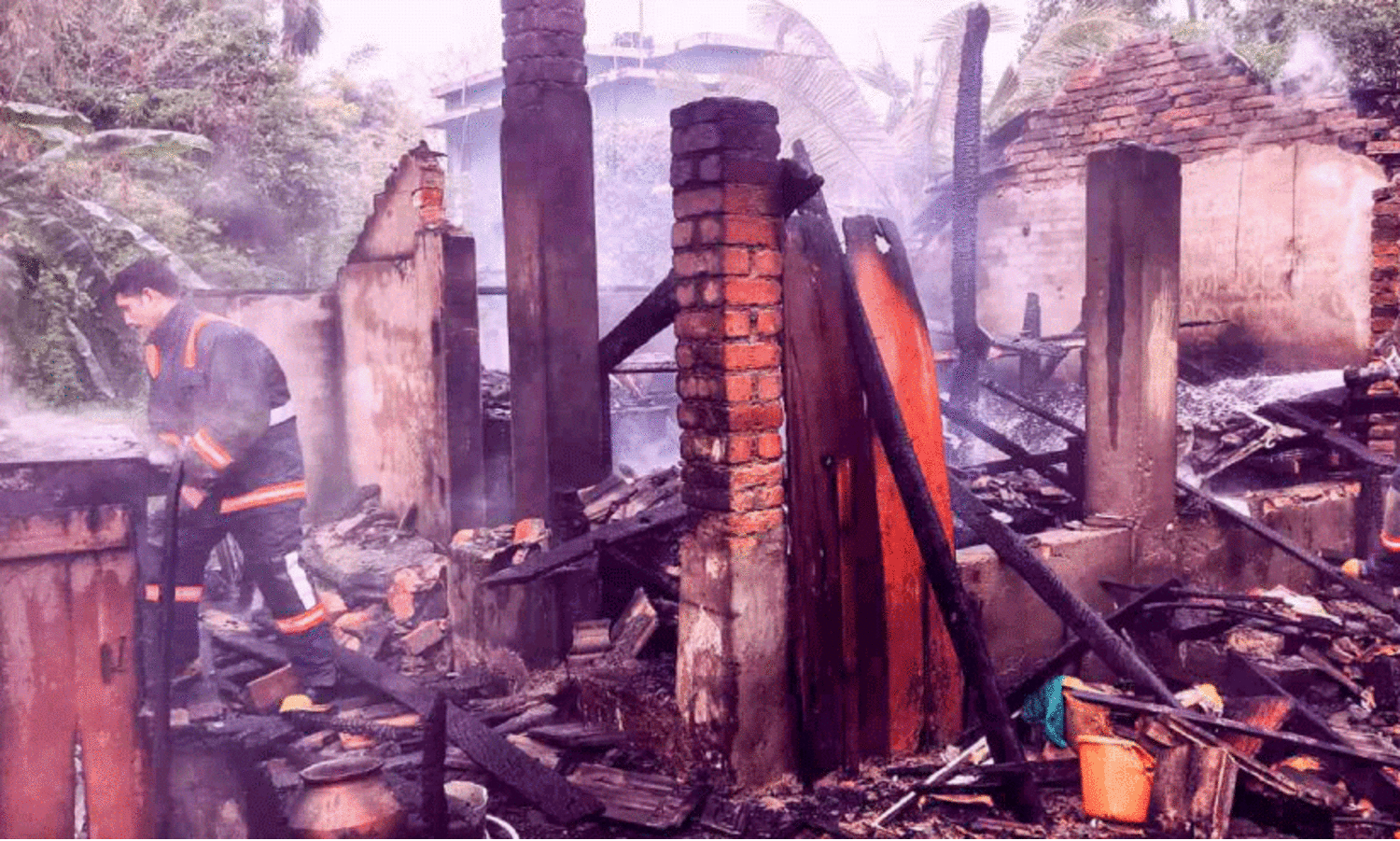 വി​ജ​യ​നും കു​ടും​ബ​വും താ​മ​സി​ച്ചി​രു​ന്ന ഷെ​ഡ് ക​ത്തി​ന​ശി​ച്ച നി​ല​യി​ൽ