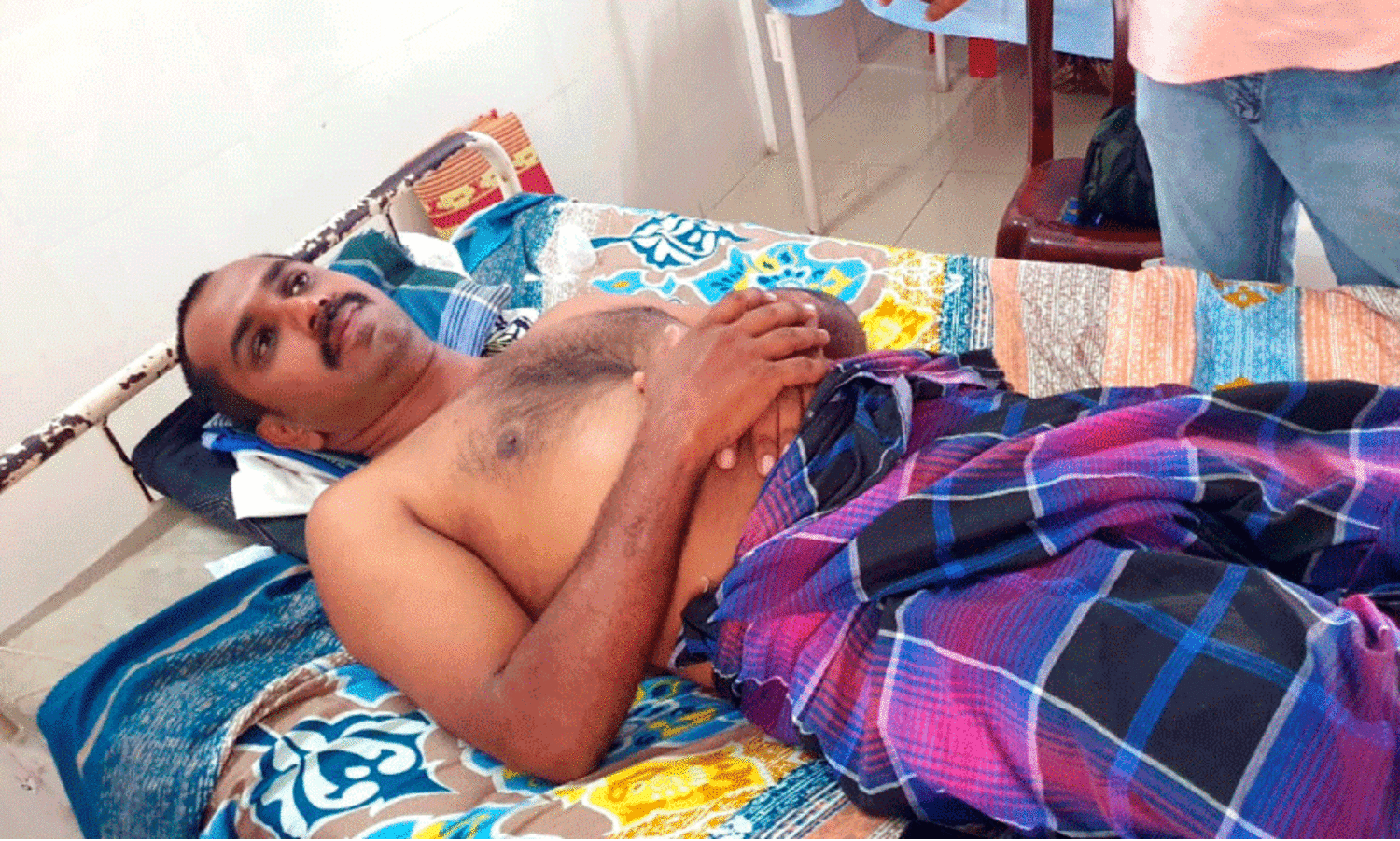 നെ​യ്യാ​റ്റി​ൻ​ക​ര ജ​ന​റ​ൽ ആ​ശു​പ​ത്രി​യി​ൽ ചി​കി​ത്സ​യി​ൽ ക​ഴി​യു​ന്ന സ​ജി​ൻ ജ​യ​ദാ​സ്​