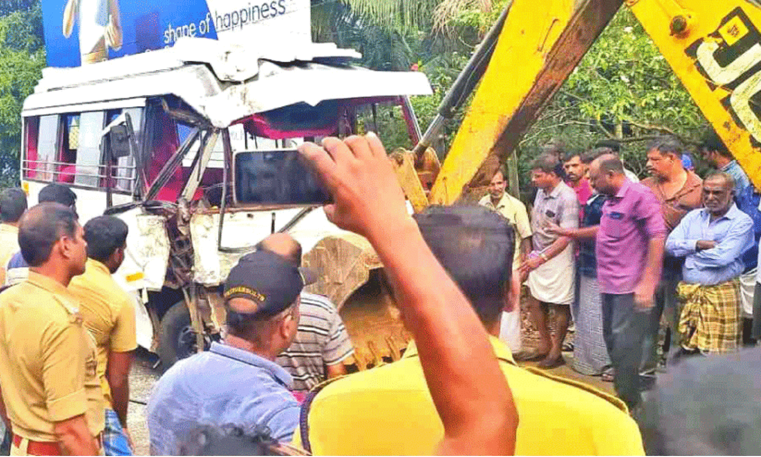 വ​ട്ട​പ്പാ​റ​ക്ക് സ​മീ​പം ക​ണ​ക്കോ​ട് കെ.​എ​സ്.​ആ​ര്‍.​ടി.​സി. ബ​സും ടെ​മ്പോ​യും കൂ​ട്ടി​യി​ടി​ച്ചു​ണ്ടാ​യ അ​പ​ക​ട​ത്തി​ല്‍ പെ​ട്ട ടെ​മ്പോ റോ​ഡി​ല്‍ നി​ന്നൂം മാ​റ്റു​ന്നു