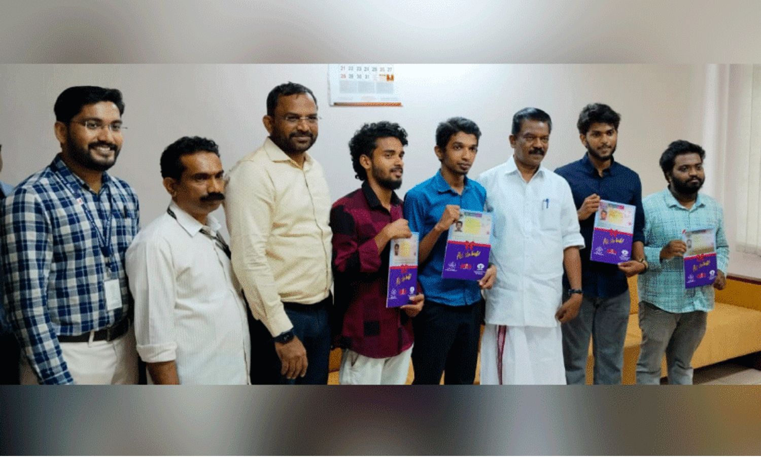 വി​ദേ​ശ​ത്തേ​ക്ക് പഠനത്തിനായി പോ​കു​ന്ന വി​ദ്യാ​ർ​ത്ഥി​ക​ൾ മന്ത്രി കെ. രാധാകൃഷ്​ണനൊപ്പം