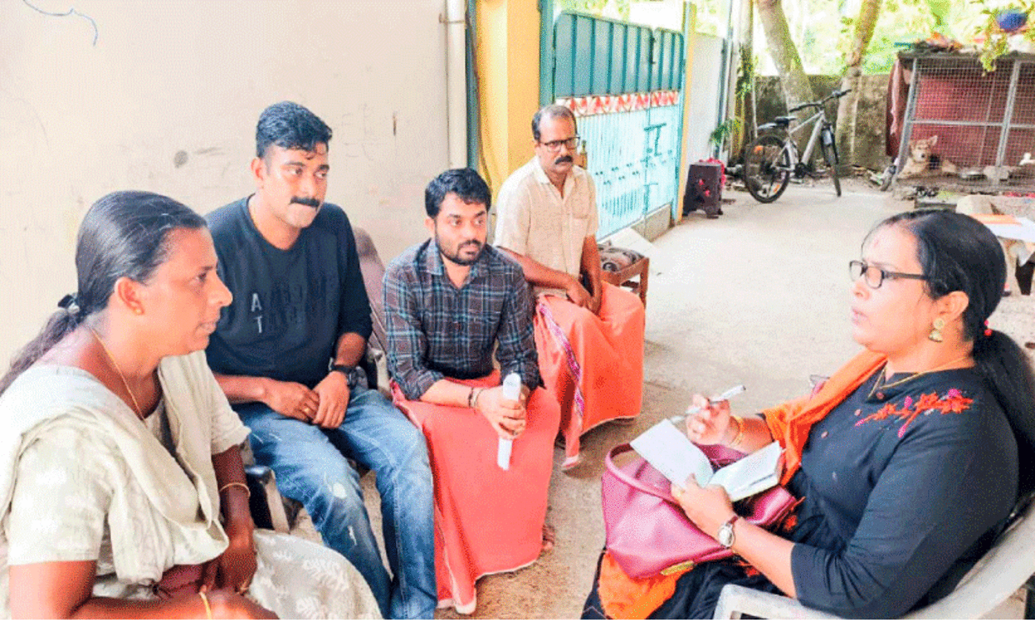 ലീ​ഗ​ൽ സ​ർ​വി​സ​സ് അ​തോ​റി​റ്റി ജി​ല്ല പ്രോ​ഗ്രാം കോ​ഓ​ഡി​നേ​റ്റ​ർ ബി. ​ബി​ന്ദു​ഭാ​യി ആ​ശാ ശ​ര​ത്തി​ന്‍റെ വീ​ട്ടി​ലെ​ത്തി വി​വ​ര​ങ്ങ​ൾ തേ​ടു​ന്നു