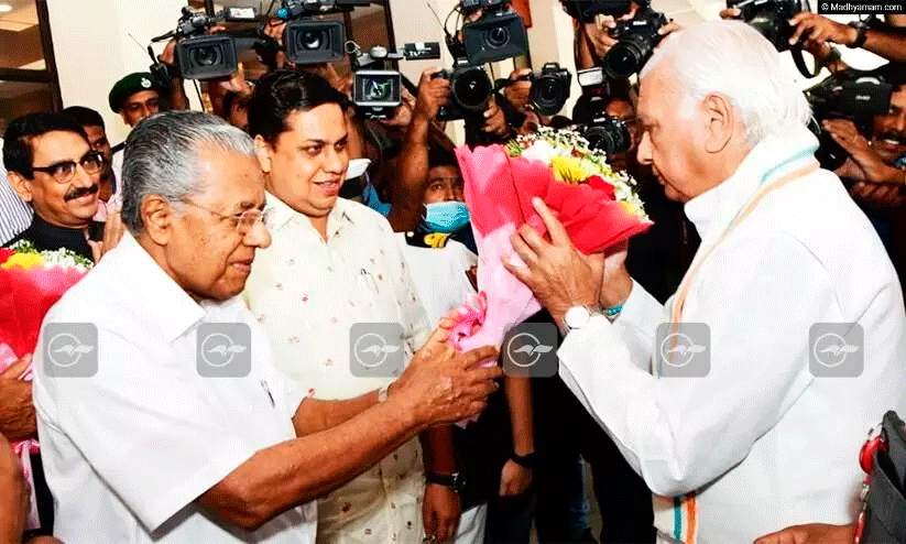 അകത്തും പുറത്തും മുഖം കൊടുക്കാതെ ഗവർണറും മുഖ്യമന്ത്രിയും