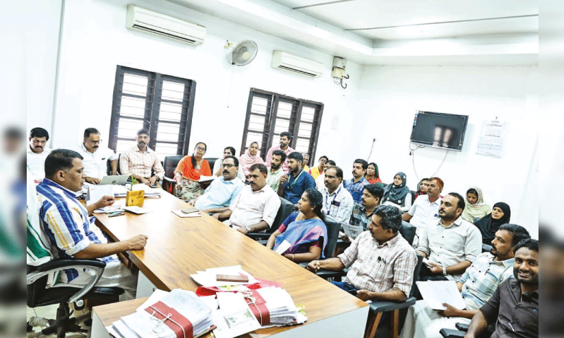 കെ.​എ​സ്.​ഡ​ബ്ല്യു.​എം.​പി പ​ദ്ധ​തി​യു​ടെ ഉ​ന്ന​തത​ല യോ​ഗം മ​ല​പ്പു​റം ന​ഗ​ര​സ​ഭാ​ധ്യ​ക്ഷ​ൻ  മു​ജീ​ബ് കാ​ടേ​രി ഉ​ദ്ഘാ​ട​നം ചെ​യ്യു​ന്നു