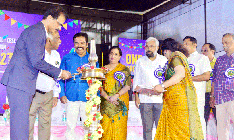 കേ​ര​ള സ​മാ​ജം ദൂ​ര​വാ​ണി​ന​ഗ​റി​ന്റെ ജൂ​ബി​ലി ഇം​ഗ്ലീ​ഷ് ഹൈ​സ്‌​കൂ​ൾ വാ​ർ​ഷി​കാ​ഘോ​ഷ​ത്തി​ൽ ഡോ. ​ബെ​ന്നി ജോ​ർ​ജ് വി​ള​ക്ക് തെ​ളി​യി​ക്കു​ന്നു