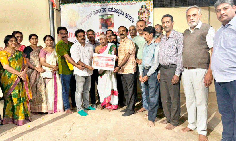 പൊ​ങ്കാ​ല മ​ഹോ​ത്സ​വ​ത്തി​ന്റെ കൂ​പ്പ​ൺ വി​ത​ര​ണോ​ദ്ഘാ​ട​നം ജാ​ല​ഹ​ള്ളി മു​ത്യാ​ല​മ്മ ദേ​വിക്ഷേ​ത്രം പ്ര​സി​ഡ​ന്റ് വാ​സു​വി​ന് ന​ൽ​കി ബി​നോ​യ് എ​സ്. നാ​യ​ർ നി​ർ​വ​ഹി​ക്കു​ന്നു