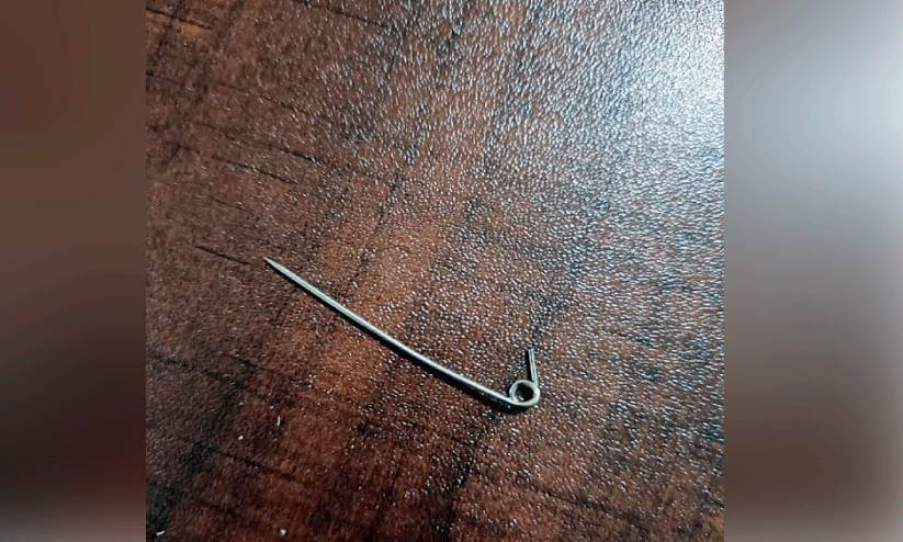 പി​ഞ്ചു​കു​ഞ്ഞി​ന്റെ വ​യ​റ്റി​ൽ​നി​ന്ന് പു​റ​ത്തെ​ടു​ത്ത സേ​ഫ്റ്റി പി​ൻ