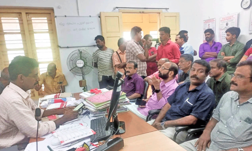 ദേശീയപാത നവീകരണ പ്രവൃത്തി; കുടിവെള്ളം മുടങ്ങി ജനം സമരത്തിനിറങ്ങി ദേശീയപാത നവീകരണ പ്രവൃത്തി; കുടിവെള്ളം മുടങ്ങി ജനം സമരത്തിനിറങ്ങി