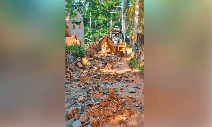 നാട്ടുകാരുടെ കൂട്ടായ്മയിൽ നടക്കുന്ന വെസ്റ്റ് കൊടിയത്തൂർ- ഇടവഴിക്കടവ് റോഡ് വികസന പ്രവൃത്തി