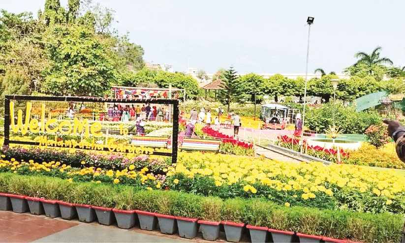 മ​ല​മ്പു​ഴ ഉ​ദ്യാ​ന​ത്തി​ലെ ഫ്ള​വ​ർ​ഷോ