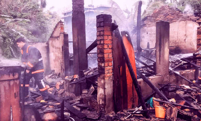 വിജയനും കുടുംബവും താമസിച്ചിരുന്ന ഷെഡ് കത്തിനശിച്ച നിലയിൽ വിജയനും കുടുംബവും താമസിച്ചിരുന്ന ഷെഡ് കത്തിനശിച്ച നിലയിൽ