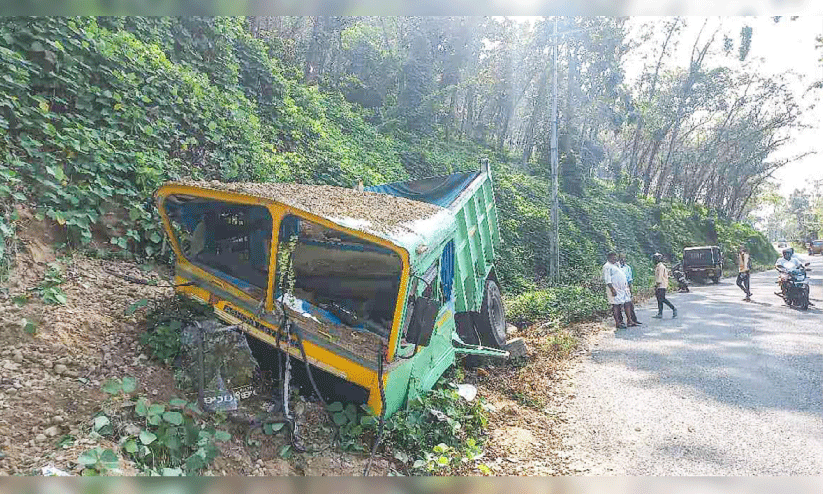 ഇ​ട​മ​ണ്ണി​ലു​ണ്ടാ​യ ലോ​റി​ അപ​ക​ടം