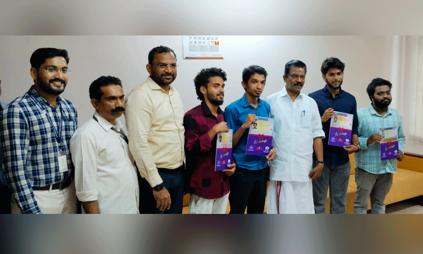 വി​ദേ​ശ​ത്തേ​ക്ക് പഠനത്തിനായി പോ​കു​ന്ന വി​ദ്യാ​ർ​ത്ഥി​ക​ൾ മന്ത്രി കെ. രാധാകൃഷ്​ണനൊപ്പം