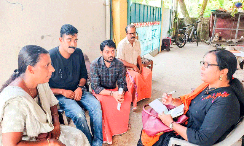 ലീ​ഗ​ൽ സ​ർ​വി​സ​സ് അ​തോ​റി​റ്റി ജി​ല്ല പ്രോ​ഗ്രാം കോ​ഓ​ഡി​നേ​റ്റ​ർ ബി. ​ബി​ന്ദു​ഭാ​യി ആ​ശാ ശ​ര​ത്തി​ന്‍റെ വീ​ട്ടി​ലെ​ത്തി വി​വ​ര​ങ്ങ​ൾ തേ​ടു​ന്നു