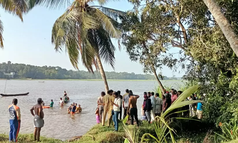 വെള്ളായണി കായലിൽ മൂന്നു വിദ്യാർഥികൾ മുങ്ങിമരിച്ചു വെള്ളായണി കായലിൽ മൂന്നു വിദ്യാർഥികൾ മുങ്ങിമരിച്ചു