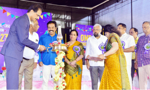 കേ​ര​ള സ​മാ​ജം ദൂ​ര​വാ​ണി​ന​ഗ​റി​ന്റെ ജൂ​ബി​ലി ഇം​ഗ്ലീ​ഷ് ഹൈ​സ്‌​കൂ​ൾ വാ​ർ​ഷി​കാ​ഘോ​ഷ​ത്തി​ൽ ഡോ. ​ബെ​ന്നി ജോ​ർ​ജ് വി​ള​ക്ക് തെ​ളി​യി​ക്കു​ന്നു