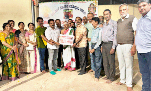 പൊ​ങ്കാ​ല മ​ഹോ​ത്സ​വ​ത്തി​ന്റെ കൂ​പ്പ​ൺ വി​ത​ര​ണോ​ദ്ഘാ​ട​നം ജാ​ല​ഹ​ള്ളി മു​ത്യാ​ല​മ്മ ദേ​വിക്ഷേ​ത്രം പ്ര​സി​ഡ​ന്റ് വാ​സു​വി​ന് ന​ൽ​കി ബി​നോ​യ് എ​സ്. നാ​യ​ർ നി​ർ​വ​ഹി​ക്കു​ന്നു