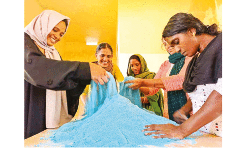 സോപ്പുപൊടി തയാറാക്കുന്ന പു​റ​ത്തൂ​ർ ബ​ഡ്‌​സ് സ്‌​കൂ​ൾ അധികൃതർ