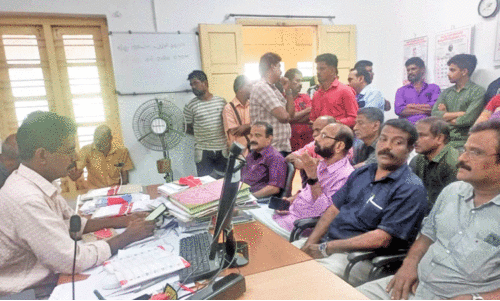 ദേശീയപാത നവീകരണ പ്രവൃത്തി; കുടിവെള്ളം മുടങ്ങി ജനം സമരത്തിനിറങ്ങി ദേശീയപാത നവീകരണ പ്രവൃത്തി; കുടിവെള്ളം മുടങ്ങി ജനം സമരത്തിനിറങ്ങി