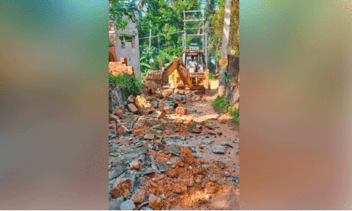 നാട്ടുകാരുടെ കൂട്ടായ്മയിൽ നടക്കുന്ന വെസ്റ്റ് കൊടിയത്തൂർ- ഇടവഴിക്കടവ് റോഡ് വികസന പ്രവൃത്തി