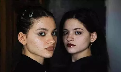 ജനനത്തോടെ വേർപെട്ടുപോയ ഇരട്ടകൾ 19 വർഷത്തിനു ശേഷം വീണ്ടും ഒന്നിച്ചു; സിനിമ കഥപോലെയുള്ള സംഭവം ജോർജിയയിൽ