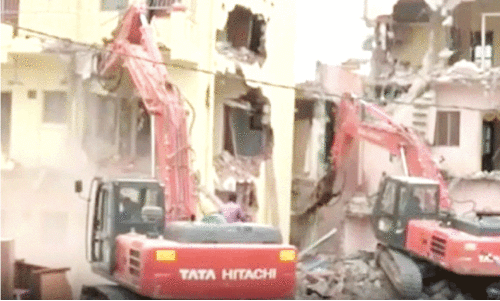 കൈ​യേ​റ്റം ആ​രോ​പി​ച്ച് കാ​ടു​ബീ​സ​ന​ഹ​ള്ളി​യി​ൽ കെ.​ഐ.​എ.​ഡി.​ബി നേ​തൃ​ത്വ​ത്തി​ൽ വീ​ടു​ക​ൾ പൊ​ളി​ക്കു​ന്നു