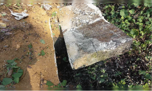 ലോ​റി ഇ​ടി​ച്ചു​ത​ക​ര്‍ത്ത ക​ലു​ങ്കി​ന്‍റെ പാ​ര​പ്പ​റ്റ്