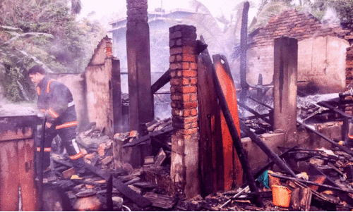 വി​ജ​യ​നും കു​ടും​ബ​വും താ​മ​സി​ച്ചി​രു​ന്ന ഷെ​ഡ് ക​ത്തി​ന​ശി​ച്ച നി​ല​യി​ൽ