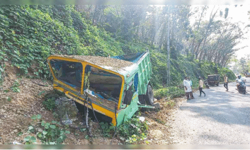 ഇ​ട​മ​ണ്ണി​ലു​ണ്ടാ​യ ലോ​റി​ അപ​ക​ടം
