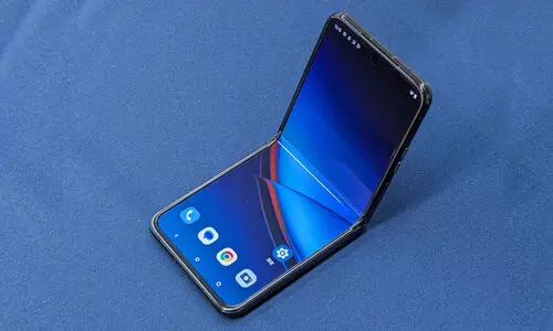 ഫോൾഡബിൾ ഫോണിന് വമ്പൻ കിഴിവുമായി മോട്ടോ; റേസർ 40 അൾട്ര ഫ്ലാഗ്ഷിപ്പ് സ്വന്തമാക്കാം