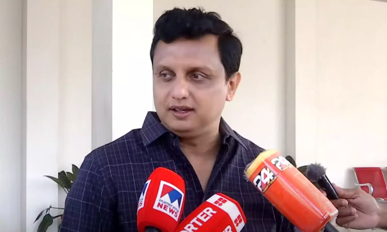 കരാറുകാരന്‍റെ വാഹനത്തിൽ അഭിവാദ്യം സ്വീകരിച്ച സംഭവം: കയറും മുമ്പ് ആർ.സി പരിശോധിക്കാനാകില്ലെന്ന് മന്ത്രി