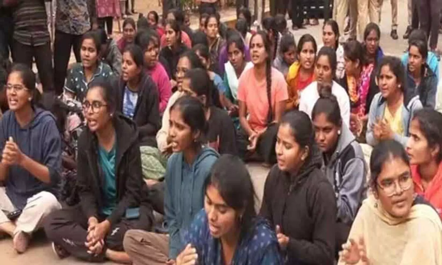 പെൺകുട്ടികളുടെ ഹോസ്റ്റലിൽ അപരിചിതരുടെ സാന്നിധ്യം; സ്ഥിതി ഭയാനകമെന്നു റിപ്പോർട്ട്