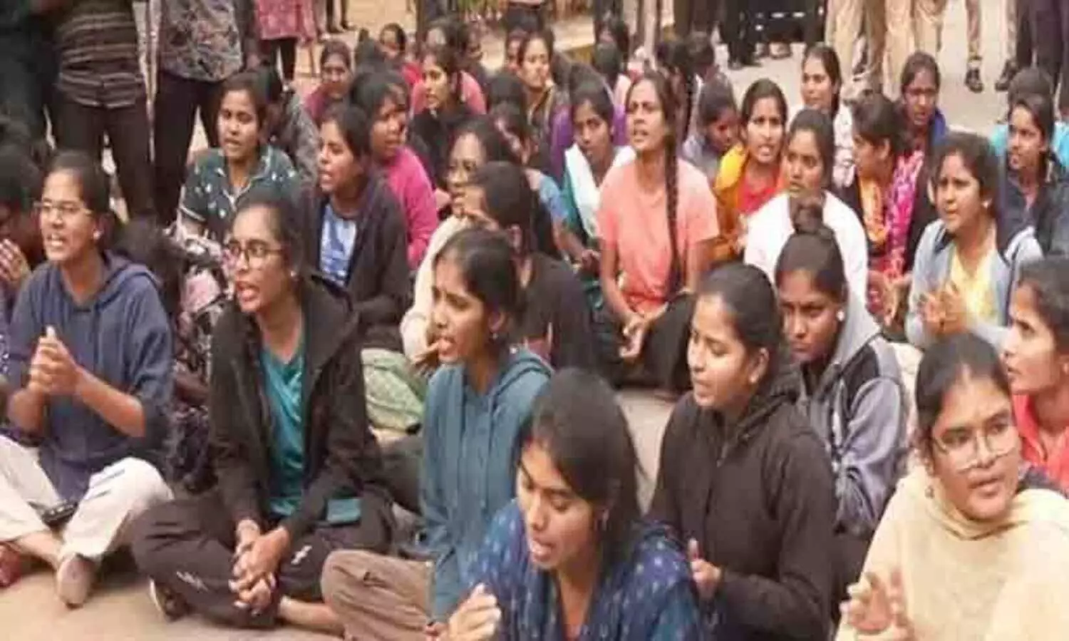 പെൺകുട്ടികളുടെ ഹോസ്റ്റലിൽ അജ്ഞാതർ; നടപടിയാവശ്യപ്പെട്ട് ഉസ്മാനിയ യൂനിവേഴ്സിറ്റിയിൽ പി.ജി വിദ്യാർഥികളുടെ സമരം