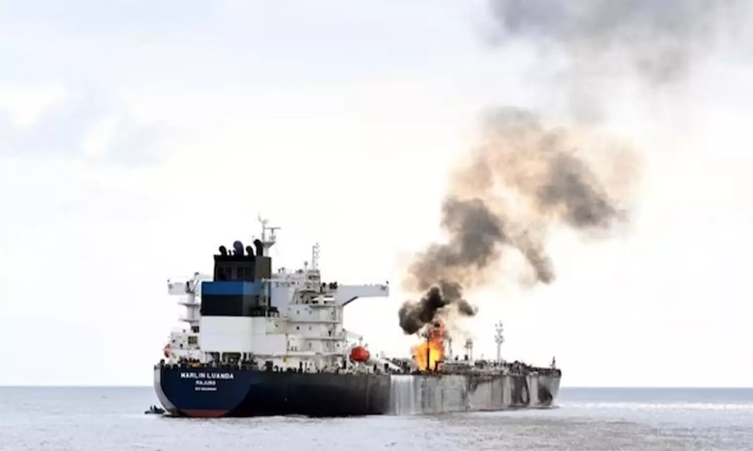 ഏദൻ ഉൾക്കടലിൽ ആക്രമിക്കപ്പെട്ട കപ്പലിന് സഹായവുമായി ഇന്ത്യൻ നാവികസേന