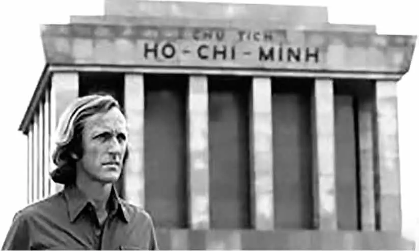 ജോൺ പിൽജർ വിയറ്റ്​നാമിലെ ഹോചിമിൻ സ്​മാരകത്തിനു മുന്നിൽ