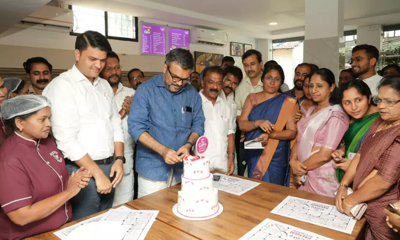 എല്ലാ ജില്ലകളിലും കഫേ കുടുംബശ്രീ പ്രീമിയം റസ്റ്ററന്റുകള് സജ്ജമാക്കുമെന്ന് മന്ത്രി എം.ബി രാജേഷ് എല്ലാ ജില്ലകളിലും കഫേ കുടുംബശ്രീ പ്രീമിയം റസ്റ്ററന്റുകള് സജ്ജമാക്കുമെന്ന് മന്ത്രി എം.ബി രാജേഷ്