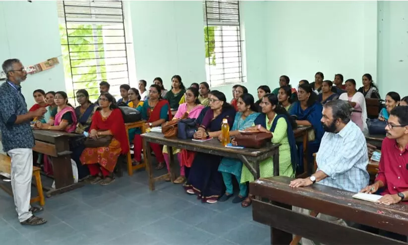 അധ്യാപകർക്കുള്ള പരിശീലനം: മതിയായ കാരണങ്ങൾ ഇല്ലാതെ ആരെങ്കിലും അവധി എടുത്തിട്ടുണ്ടോയെന്ന് പരിശോധിക്കുമെന്ന് വി. ശിവൻകുട്ടി അധ്യാപകർക്കുള്ള പരിശീലനം: മതിയായ കാരണങ്ങൾ ഇല്ലാതെ ആരെങ്കിലും അവധി എടുത്തിട്ടുണ്ടോയെന്ന് പരിശോധിക്കുമെന്ന് വി. ശിവൻകുട്ടി