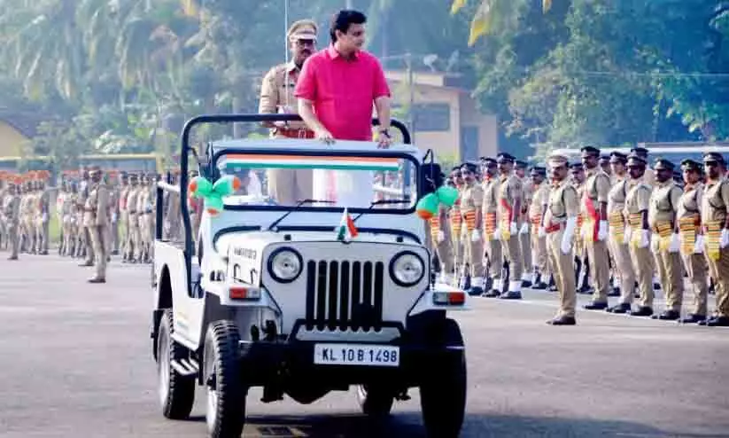 പൊതുമരാമത്ത് മന്ത്രി അഭിവാദ്യം സ്വീകരിച്ചത് കരാറുകാരന്‍റെ ജീപ്പില്‍; വിവാദം