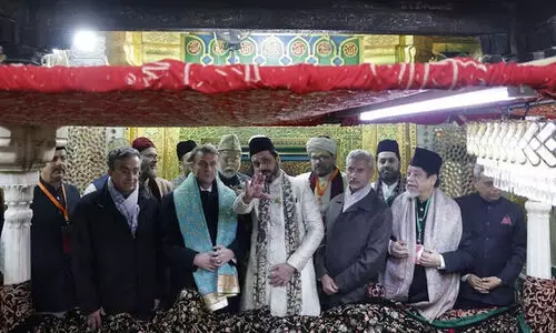 ഡൽഹി നിസാമുദ്ദീൻ ദർഗ സന്ദർശിച്ച് ഇമ്മാനുവൽ മാക്രോൺ