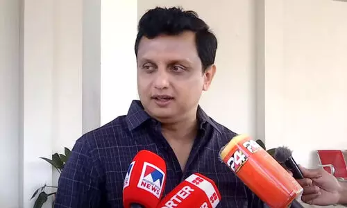 കരാറുകാരന്‍റെ വാഹനത്തിൽ അഭിവാദ്യം സ്വീകരിച്ച സംഭവം: കയറും മുമ്പ് ആർ.സി പരിശോധിക്കാനാകില്ലെന്ന് മന്ത്രി