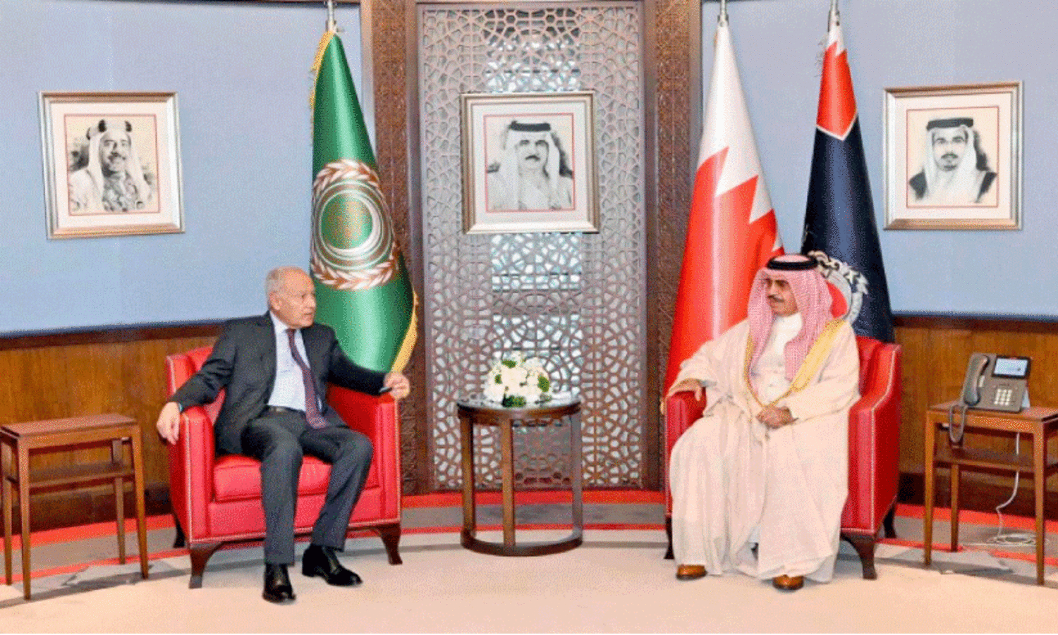 അ​റ​ബ്​ ലീ​ഗ്​ സെ​ക്ര​ട്ട​റി ജ​ന​റ​ൽ അ​ഹ്​​മ​ദ്​ അ​ബൂ​ഗൈ​ഥും ആ​ഭ്യ​ന്ത​ര മ​ന്ത്രി ജ​ന​റ​ൽ ശൈ​ഖ്​ റാ​ശി​ദ്​ ബി​ൻ അ​ബ്​​ദു​ല്ല ആ​ൽ ഖ​ലീ​ഫ​യും ച​ർ​ച്ച ന​ട​ത്തു​ന്നു