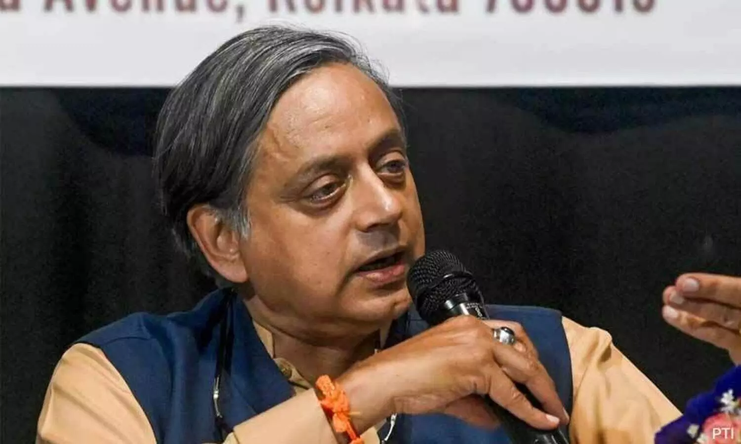 നിതീഷ് കുമാർ ​സ്നോളിഗോസ്റ്റർ; ഇംഗ്ലീഷ് വാക്കുമായി വീണ്ടും ശശി തരൂർ