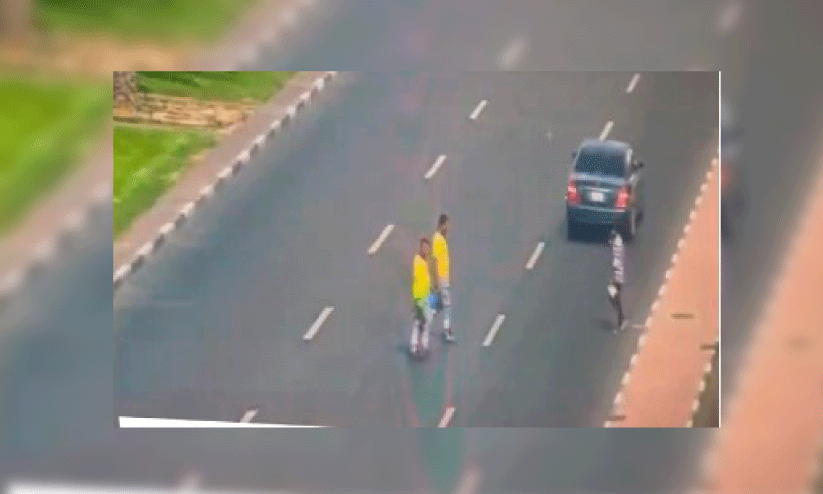 നിശ്ചയിച്ച സ്ഥലങ്ങളിലൂടെയല്ലാതെ റോഡ് മുറിച്ചുകടക്കുന്നവർ. പൊലീസ് പുറത്തുവിട്ട വിഡിയോയിലെ ദൃശ്യം നിശ്ചയിച്ച സ്ഥലങ്ങളിലൂടെയല്ലാതെ റോഡ് മുറിച്ചുകടക്കുന്നവർ. പൊലീസ് പുറത്തുവിട്ട വിഡിയോയിലെ ദൃശ്യം